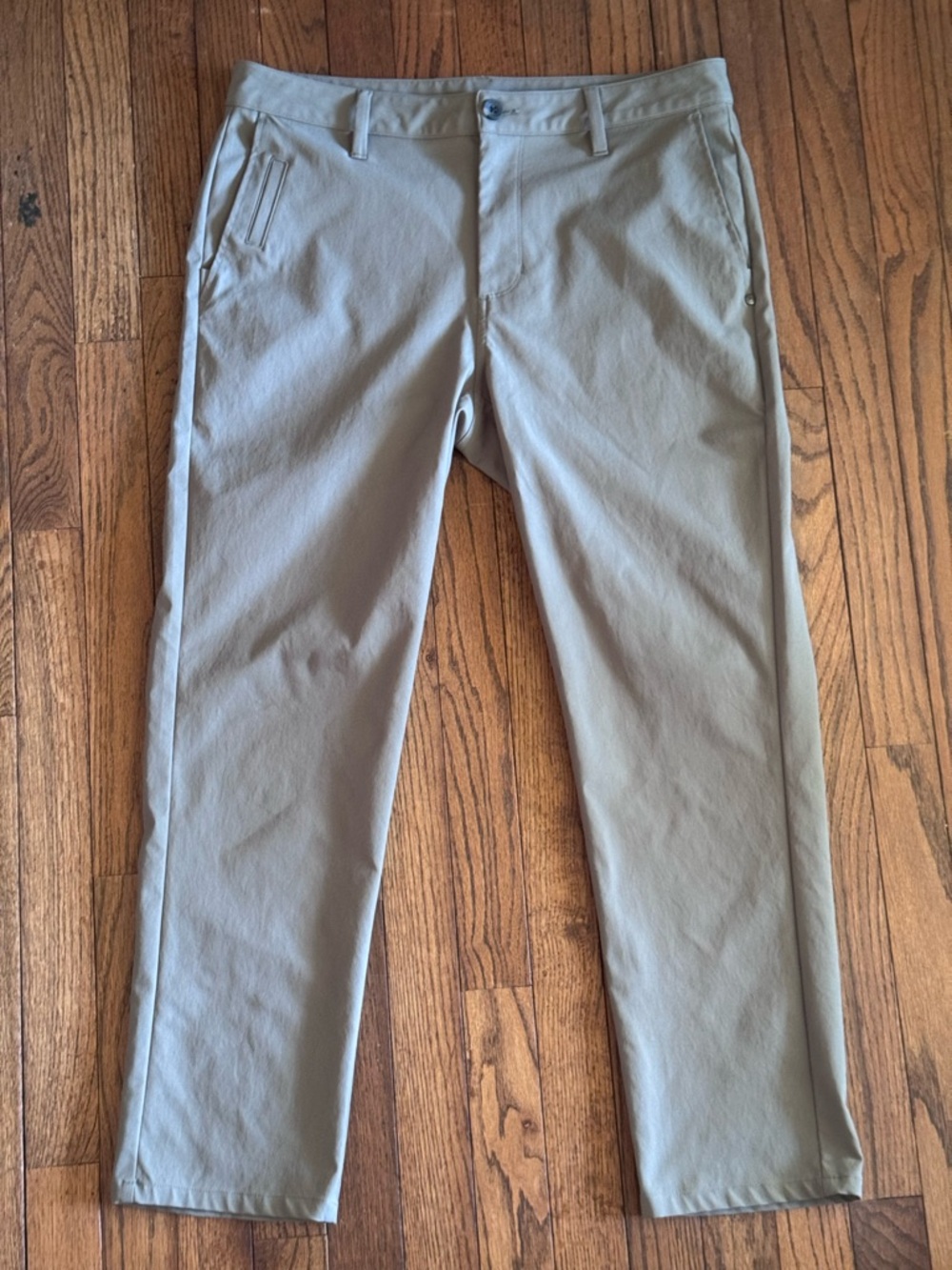 VUORI Cascade Performance Stretch Chino Golf or Casual Pants 
Men’s size 32